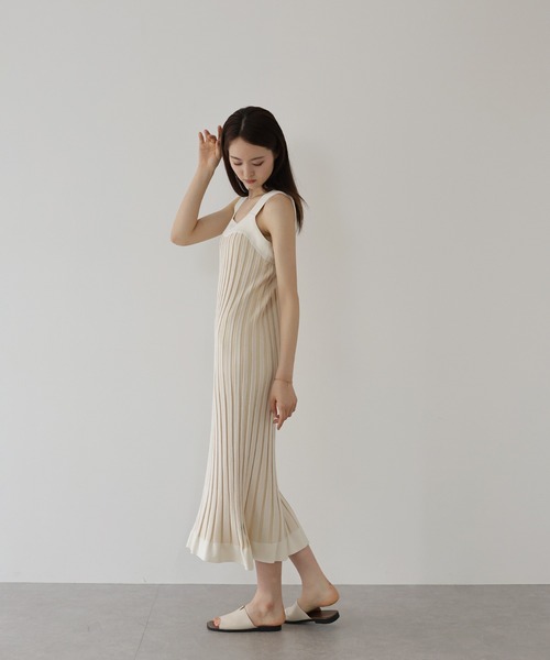 J by blue(ジェイバイブルー)の「ワイドリブマーメイドワンピース(ワンピース・レディース・グレー/ベージュ・MEDIUM)」の4枚目の写真