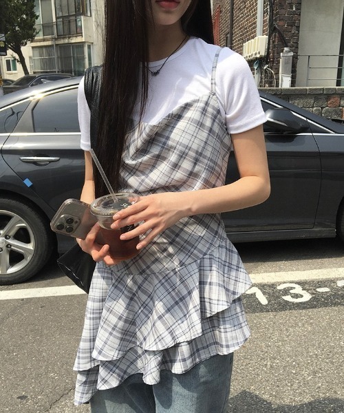 anyonemore(エニワンモア)の「チェック柄アンバランスフリルバックリボンキャミワンピース(ワンピース・レディース・グレー・FREE)」の2枚目の写真