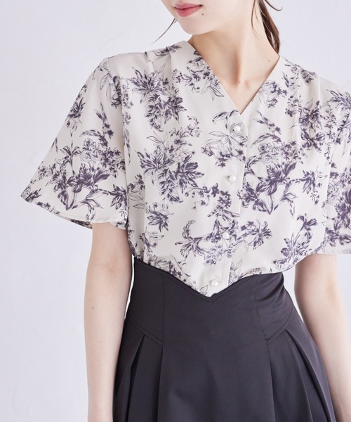 tocco closet(トッコ クローゼット)の「パール釦Vネックフレアスリーブブラウス(シャツ/ブラウス・レディース・オフホワイト/ピンク/ホワイト・M)」の2枚目の写真