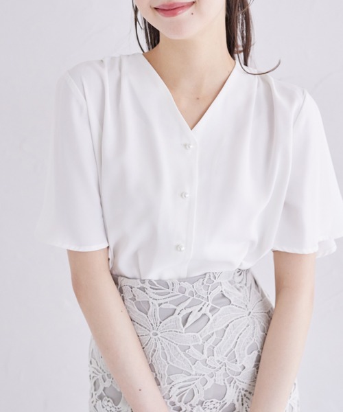 tocco closet(トッコ クローゼット)の「パール釦Vネックフレアスリーブブラウス(シャツ/ブラウス・レディース・オフホワイト/ピンク/ホワイト・M)」の1枚目の写真