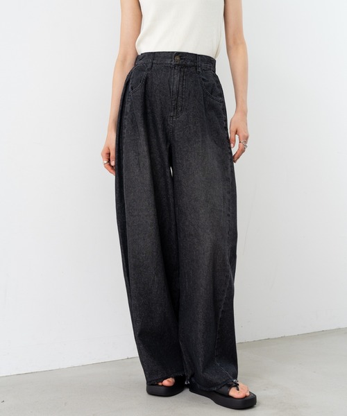 refinedworks(リファインドワークス)の「【refinedworks】サイドタックで魅せる デニムパンツ(デニムパンツ・レディース・ブラック/グレー/インディゴブルー・FREE)」の2枚目の写真