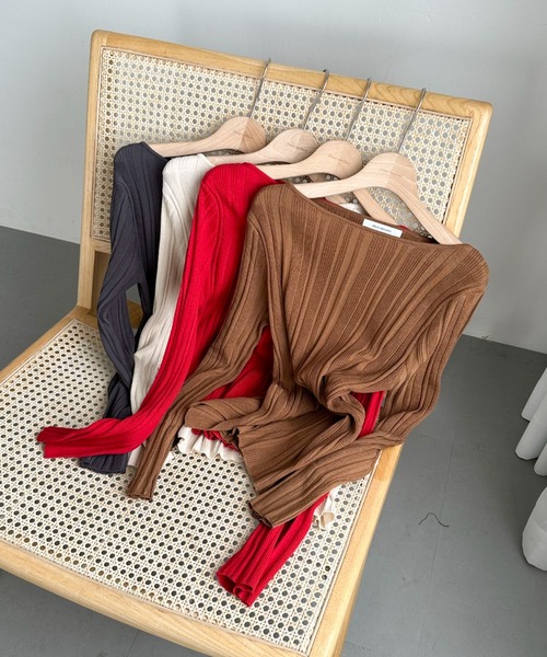 Doux archives（ドゥアルシーヴ）の「ボートネックランダムリブニット（ニット/セーター・レディース・レッド/キャメル/アイボリー/チャコールグレー・FREE）」の3枚目の写真