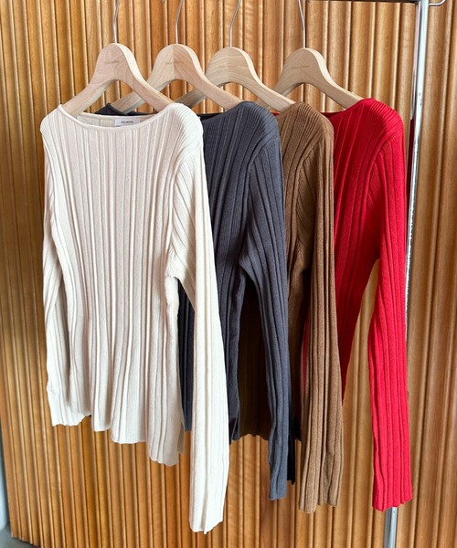 Doux archives（ドゥアルシーヴ）の「ボートネックランダムリブニット（ニット/セーター・レディース・レッド/キャメル/アイボリー/チャコールグレー・FREE）」の2枚目の写真