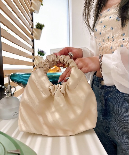 Vini(ヴィニ)の「ラウンド ハンドル 巾着 ミニバッグ(ショルダーバッグ・レディース・オフホワイト/ブラック/ブラウン・FREE)」の3枚目の写真