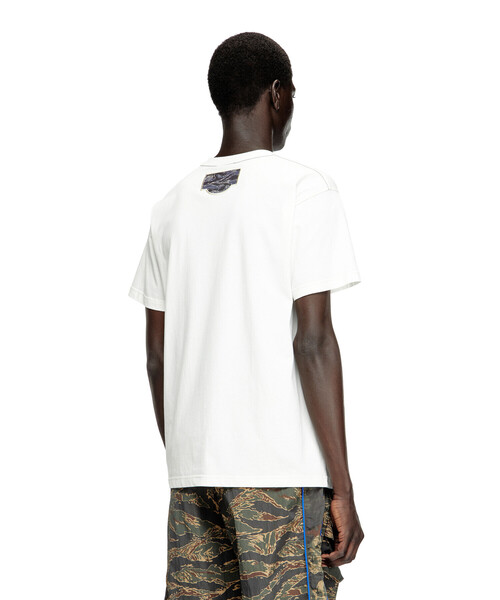 DIESEL(ディーゼル)の「メンズ Tシャツ T-NORM-T3(Tシャツ/カットソー・メンズ・ホワイト/ダークグリーン・MEDIUM/SMALL/X-LARGE/X-SMALL/XXX-LARGE/LARGE/XX-LARGE)」の3枚目の写真