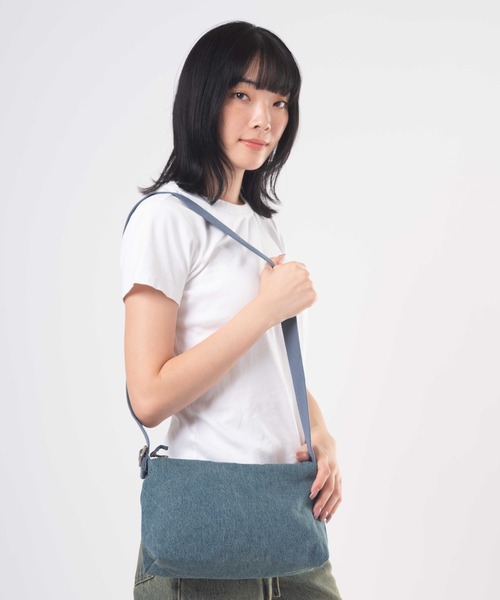 Levi's(リーバイス)の「Levi's/リーバイス スモール ショルダー バッグ(ショルダーバッグ・レディース・インディゴブルー・OS)」の3枚目の写真