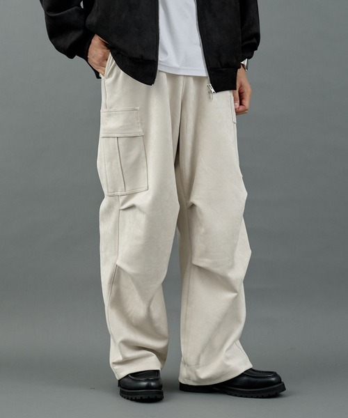 COLONY 2139（コロニートゥーワンスリーナイン）の「シンセティックスエードカーゴパンツ（カーゴパンツ・メンズ・チャコールグレー/アイボリー/ブラック/カーキ・MEDIUM/LARGE）」の2枚目の写真