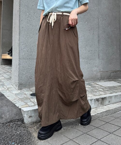 CIAOPANIC TYPY（チャオパニックティピー）の「光沢ナイロンリメイク風ミリタリースカート（スカート・レディース・ブラック/カーキ/ブラウン・LARGE/MEDIUM/SMALL）」の2枚目の写真