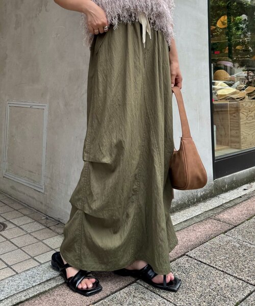 CIAOPANIC TYPY（チャオパニックティピー）の「光沢ナイロンリメイク風ミリタリースカート（スカート・レディース・ブラック/カーキ/ブラウン・LARGE/MEDIUM/SMALL）」の4枚目の写真