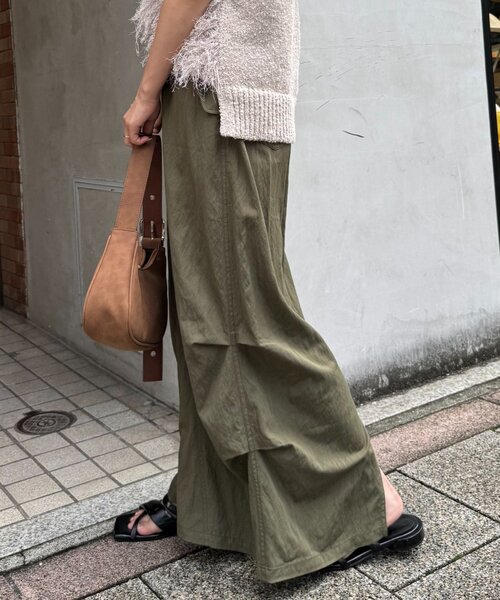 CIAOPANIC TYPY（チャオパニックティピー）の「光沢ナイロンリメイク風ミリタリースカート（スカート・レディース・ブラック/カーキ/ブラウン・LARGE/MEDIUM/SMALL）」の6枚目の写真