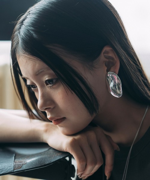 Nothing And Others(ナッシングアンドアザーズ)の「「Nothing And Others/ナッシングアンドアザーズ」Smooth Light Earrings(イヤリング・レディース・シルバー・FREE)」の2枚目の写真