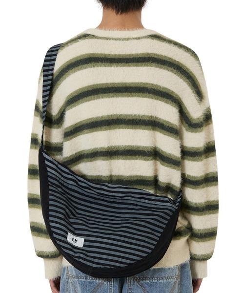 OY（オーワイ）の「『OY/オーワイ』STRIPE CURVE BAG/ストライプ カーブバッグ（ショルダーバッグ・レディース・ブラック・FREE）」の3枚目の写真