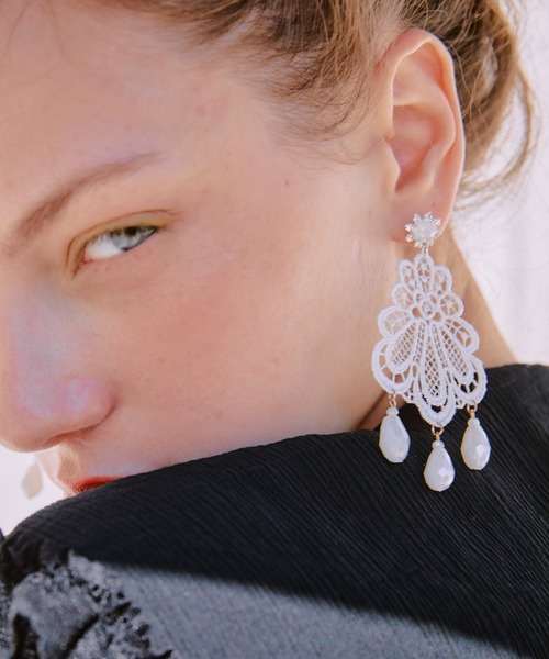 manana suerte(マニャーナスエルテ)の「レース×ビジューピアス(ピアス(両耳用)・レディース・ブラック/ホワイト・FREE)」の1枚目の写真