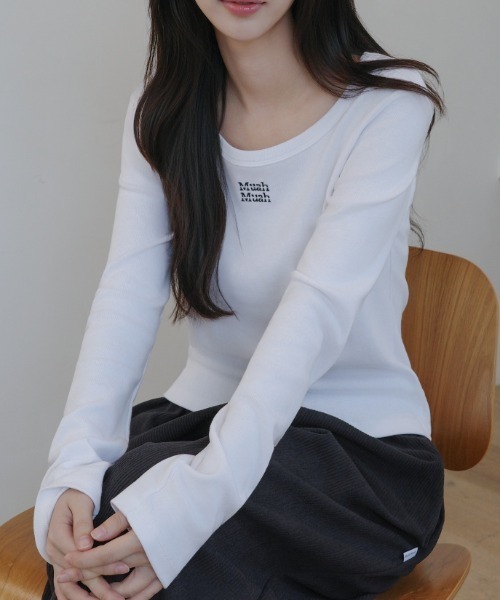muahmuah(ムーアムーア)の「A'GEM/9 × .kom 『muah muah/ムーアムーア』 STITCH LOGO ROUND LONG SLEEVE/ラウンドネック ステッチ長袖Tシャツ(Tシャツ/カットソー・レディース・ネイビー/ホワイト/チャコールグレー/ブラック・FREE)」の1枚目の写真