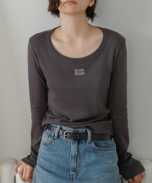 muahmuah(ムーアムーア)の「A'GEM/9 × .kom 『muah muah/ムーアムーア』 STITCH LOGO ROUND LONG SLEEVE/ラウンドネック ステッチ長袖Tシャツ(Tシャツ/カットソー・レディース・ネイビー/ホワイト/チャコールグレー/ブラック・FREE)」の3枚目の写真