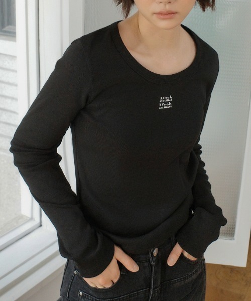 muahmuah(ムーアムーア)の「A'GEM/9 × .kom 『muah muah/ムーアムーア』 STITCH LOGO ROUND LONG SLEEVE/ラウンドネック ステッチ長袖Tシャツ(Tシャツ/カットソー・レディース・ネイビー/ホワイト/チャコールグレー/ブラック・FREE)」の2枚目の写真