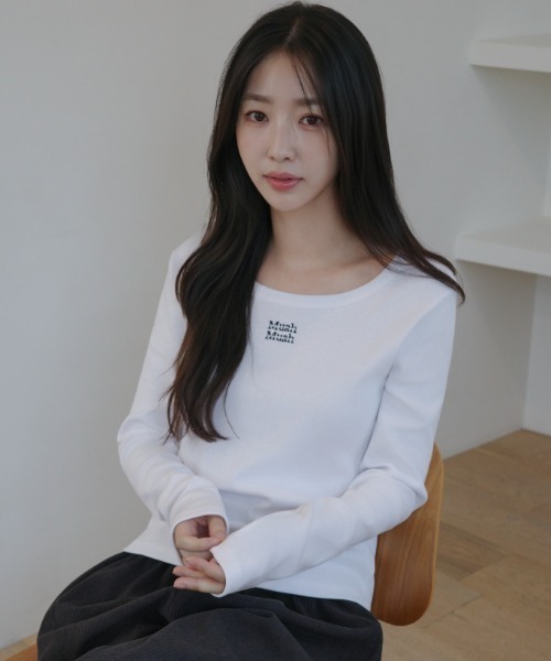 muahmuah(ムーアムーア)の「A'GEM/9 × .kom 『muah muah/ムーアムーア』 STITCH LOGO ROUND LONG SLEEVE/ラウンドネック ステッチ長袖Tシャツ(Tシャツ/カットソー・レディース・ネイビー/ホワイト/チャコールグレー/ブラック・FREE)」の9枚目の写真