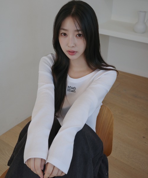 muahmuah(ムーアムーア)の「A'GEM/9 × .kom 『muah muah/ムーアムーア』 STITCH LOGO ROUND LONG SLEEVE/ラウンドネック ステッチ長袖Tシャツ(Tシャツ/カットソー・レディース・ネイビー/ホワイト/チャコールグレー/ブラック・FREE)」の10枚目の写真