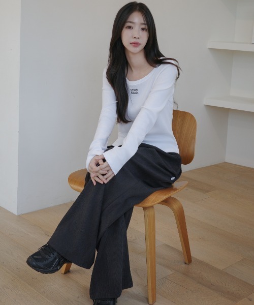 muahmuah(ムーアムーア)の「A'GEM/9 × .kom 『muah muah/ムーアムーア』 STITCH LOGO ROUND LONG SLEEVE/ラウンドネック ステッチ長袖Tシャツ(Tシャツ/カットソー・レディース・ネイビー/ホワイト/チャコールグレー/ブラック・FREE)」の14枚目の写真