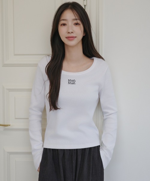 muahmuah(ムーアムーア)の「A'GEM/9 × .kom 『muah muah/ムーアムーア』 STITCH LOGO ROUND LONG SLEEVE/ラウンドネック ステッチ長袖Tシャツ(Tシャツ/カットソー・レディース・ネイビー/ホワイト/チャコールグレー/ブラック・FREE)」の13枚目の写真