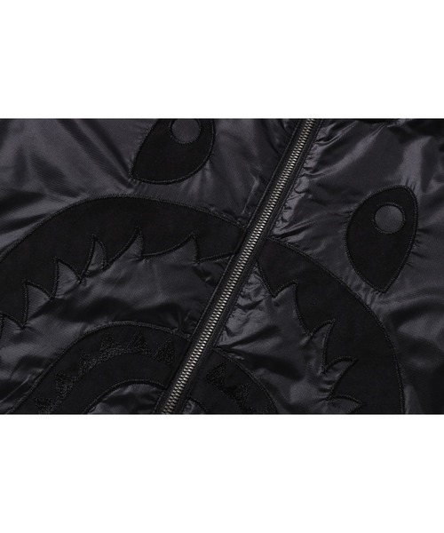A BATHING APE(アベイシングエイプ)の「SHARK PATCH PADDED HOODIE JACKET(ナイロンジャケット・キッズ・ブラック・150/160)」の4枚目の写真
