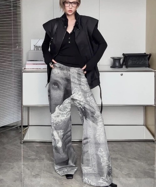 Sibra（シブラ）の「デジタルプリント ワイドデニムパンツ（デニムパンツ・レディース・グレー・M）」の4枚目の写真