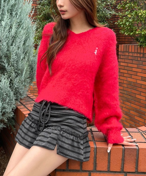 ALAND（エーランド）の「【UNISEX】ALAND／AロゴシャギーVネックプルオーバー（ニット/セーター・レディース・ライトベージュ/レッド/チャコール/ライトグレー・SMALL/LARGE）」の4枚目の写真