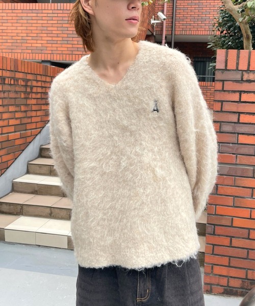 ALAND（エーランド）の「【UNISEX】ALAND／AロゴシャギーVネックプルオーバー（ニット/セーター・レディース・ライトベージュ/レッド/チャコール/ライトグレー・SMALL/LARGE）」の8枚目の写真