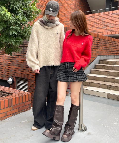 ALAND（エーランド）の「【UNISEX】ALAND／AロゴシャギーVネックプルオーバー（ニット/セーター・レディース・ライトベージュ/レッド/チャコール/ライトグレー・SMALL/LARGE）」の5枚目の写真