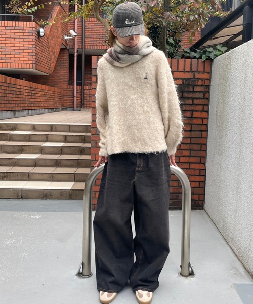 ALAND（エーランド）の「【UNISEX】ALAND／AロゴシャギーVネックプルオーバー（ニット/セーター・レディース・ライトベージュ/レッド/チャコール/ライトグレー・SMALL/LARGE）」の7枚目の写真