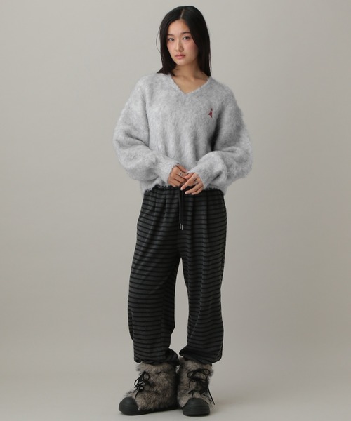 ALAND（エーランド）の「【UNISEX】ALAND／AロゴシャギーVネックプルオーバー（ニット/セーター・レディース・ライトベージュ/レッド/チャコール/ライトグレー・SMALL/LARGE）」の12枚目の写真