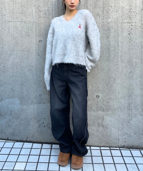 ALAND（エーランド）の「【UNISEX】ALAND／AロゴシャギーVネックプルオーバー（ニット/セーター・レディース・ライトベージュ/レッド/チャコール/ライトグレー・SMALL/LARGE）」の17枚目の写真