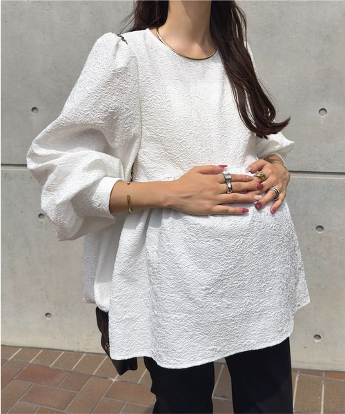 KOBE LETTUCE（コウベレタス）の「[ mamaレタス ] ジャガードフレアボリュームスリーブトップス（マタニティウェア/グッズ・レディース・ブラック/オフホワイト・M）」の3枚目の写真