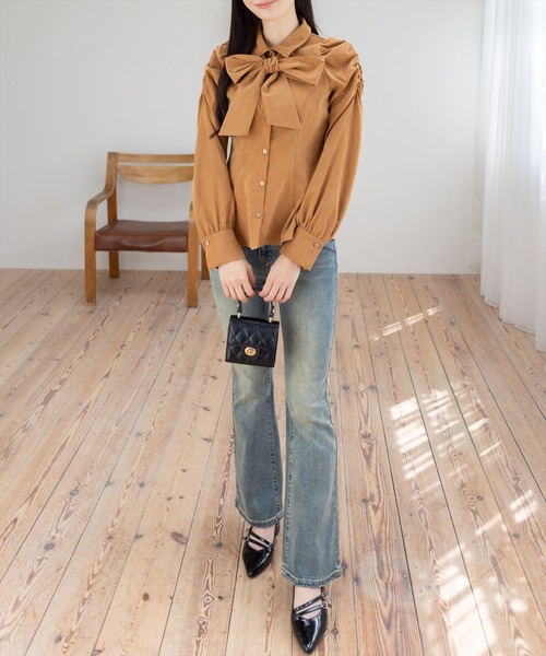 clear（クリア）の「ピーチリボンタックシャツ[大人 カジュアル フェミニン ガーリー]≪AW新作≫（シャツ/ブラウス・レディース・ブラウン/ベージュ/キャメル・F）」の5枚目の写真