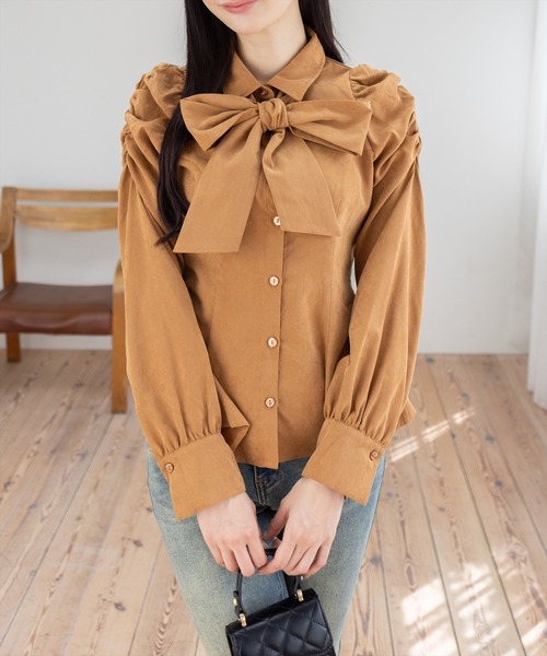 clear（クリア）の「ピーチリボンタックシャツ[大人 カジュアル フェミニン ガーリー]≪AW新作≫（シャツ/ブラウス・レディース・ブラウン/ベージュ/キャメル・F）」の4枚目の写真