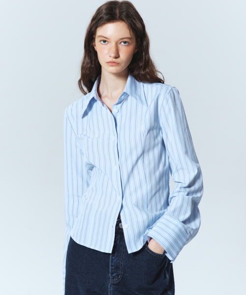 NICK&NICOLE(ニックアンドニコール)の「MINIMAL STRIPE LOGO SLIM SHIRT_SORA(シャツ/ブラウス・レディース・その他・MEDIUM/LARGE)」の1枚目の写真
