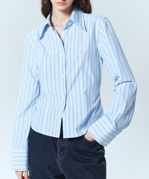 NICK&NICOLE(ニックアンドニコール)の「MINIMAL STRIPE LOGO SLIM SHIRT_SORA(シャツ/ブラウス・レディース・その他・MEDIUM/LARGE)」の2枚目の写真