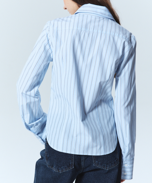 NICK&NICOLE(ニックアンドニコール)の「MINIMAL STRIPE LOGO SLIM SHIRT_SORA(シャツ/ブラウス・レディース・その他・MEDIUM/LARGE)」の3枚目の写真