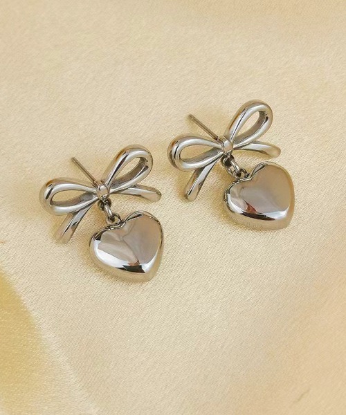 MASHIRO(マシロ)の「リボンハートドロップペアピアス(MA/EK388)(ピアス(両耳用)・レディース・シルバー/ゴールド・FREE)」の4枚目の写真