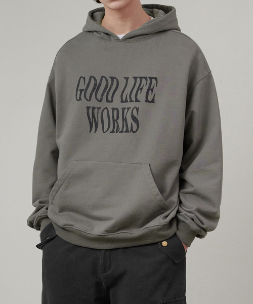 GLW(ジーエルダブリュ)の「オーバーサイズランダウンロゴフードチャコール(パーカー・レディース・その他・SMALL/MEDIUM/LARGE)」の2枚目の写真