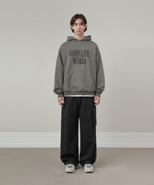 GLW(ジーエルダブリュ)の「オーバーサイズランダウンロゴフードチャコール(パーカー・レディース・その他・SMALL/MEDIUM/LARGE)」の3枚目の写真