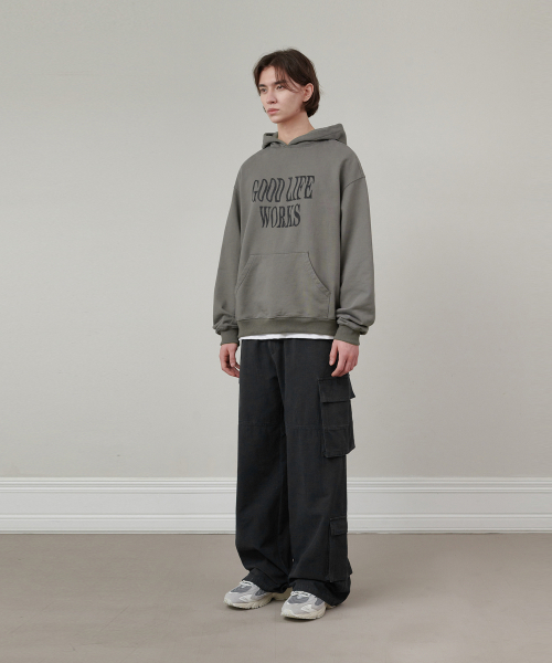 GLW(ジーエルダブリュ)の「オーバーサイズランダウンロゴフードチャコール(パーカー・レディース・その他・SMALL/MEDIUM/LARGE)」の4枚目の写真