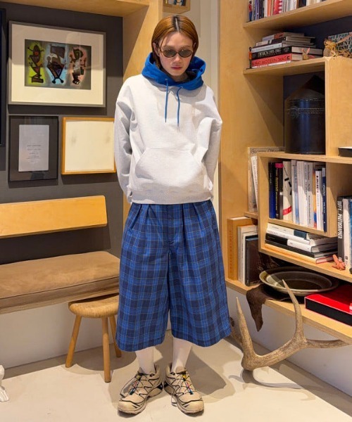 BEAMS(ビームス)の「【ワイドショートフィット】カラーブロック フーディ(パーカー・メンズ・ブラック/ブラック系その他・S/M/L/XL)」の14枚目の写真
