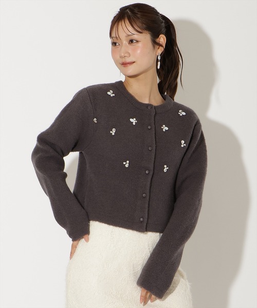 AND COUTURE(アンドクチュール)の「ビジュー付きニットカーディガン(カーディガン/ボレロ・レディース・ライトグレー/ピンク/ホワイト/チャコールグレー・FREE)」の2枚目の写真