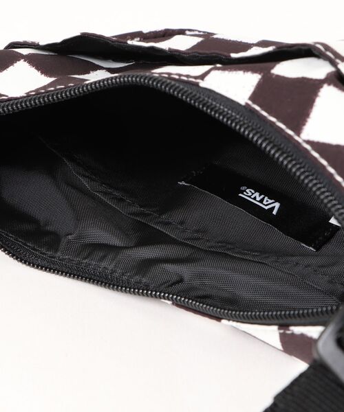 VANS（バンズ）の「RIROO RABBIT ショルダーバッグ / RABBIT CHECK HOBO BAG MARSH BL VN000QF8FBA1（ショルダーバッグ・メンズ・ブラック×ホワイト・ONE SIZE）」の6枚目の写真