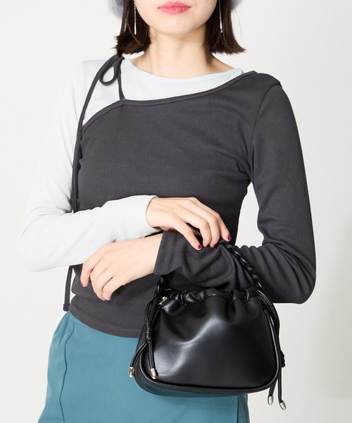 MISCH MASCH(ミッシュマッシュ)の「編み込みハンドバッグ(ハンドバッグ・レディース・ブラック/ブルー/シルバー・フリ-)」の1枚目の写真