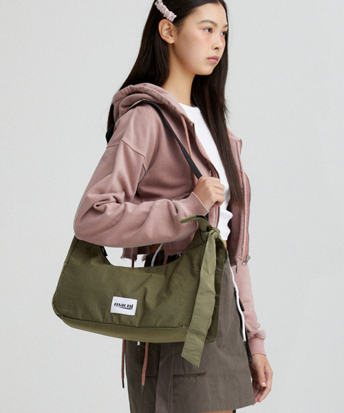 MACNI(マクニ)の「RIBBON CRESCENT CROSS BAG KHAKI(メッセンジャーバッグ・レディース・その他・FREE)」の1枚目の写真