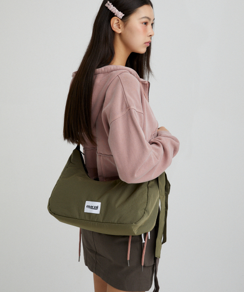 MACNI(マクニ)の「RIBBON CRESCENT CROSS BAG KHAKI(メッセンジャーバッグ・レディース・その他・FREE)」の3枚目の写真