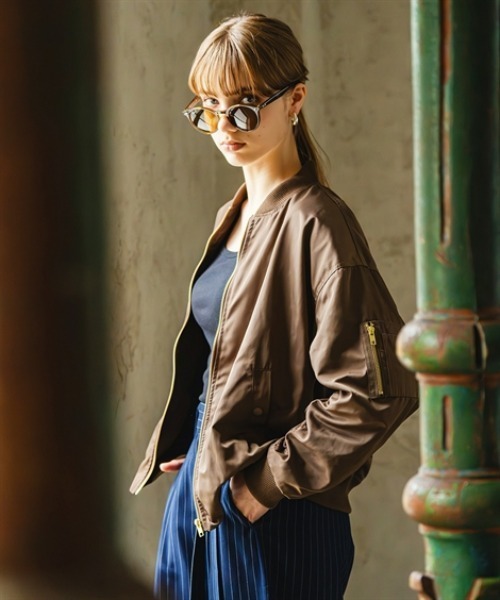 Maison INNESS(メゾンアイネス)の「エフォートレスMA-1ボンバージャケット(はっ水)(MA-1・レディース・ライトカーキ/スモークピンク/ブラック/ブラウン・S~M/L~LL/3L~4L/5L~6L)」の5枚目の写真