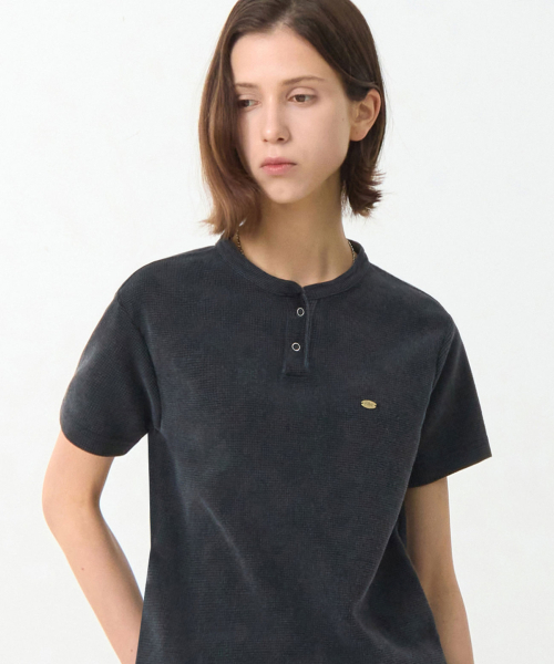 EUGGEN(ユジェン)の「ワッフルヘンリーネックショートスリーブTシャツ_ピグメントチャコール(Tシャツ/カットソー・レディース・その他・SMALL/MEDIUM)」の1枚目の写真